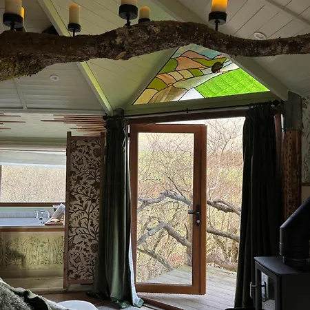 The Oak Tree House Apartment